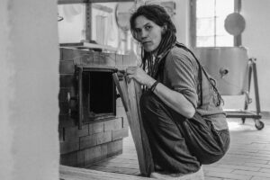 Anja Salden in der Käserei